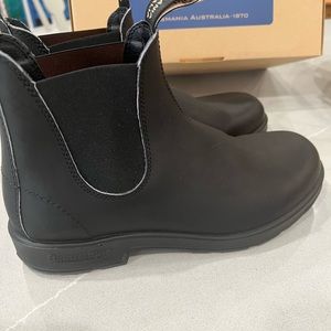 Brand new Men’s Blundstones. Never worn, only tried on.